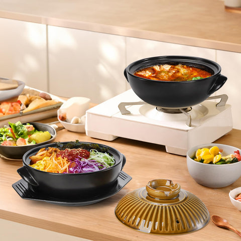 Okllen lid with air vent reduces spills and steam buildup during serving.