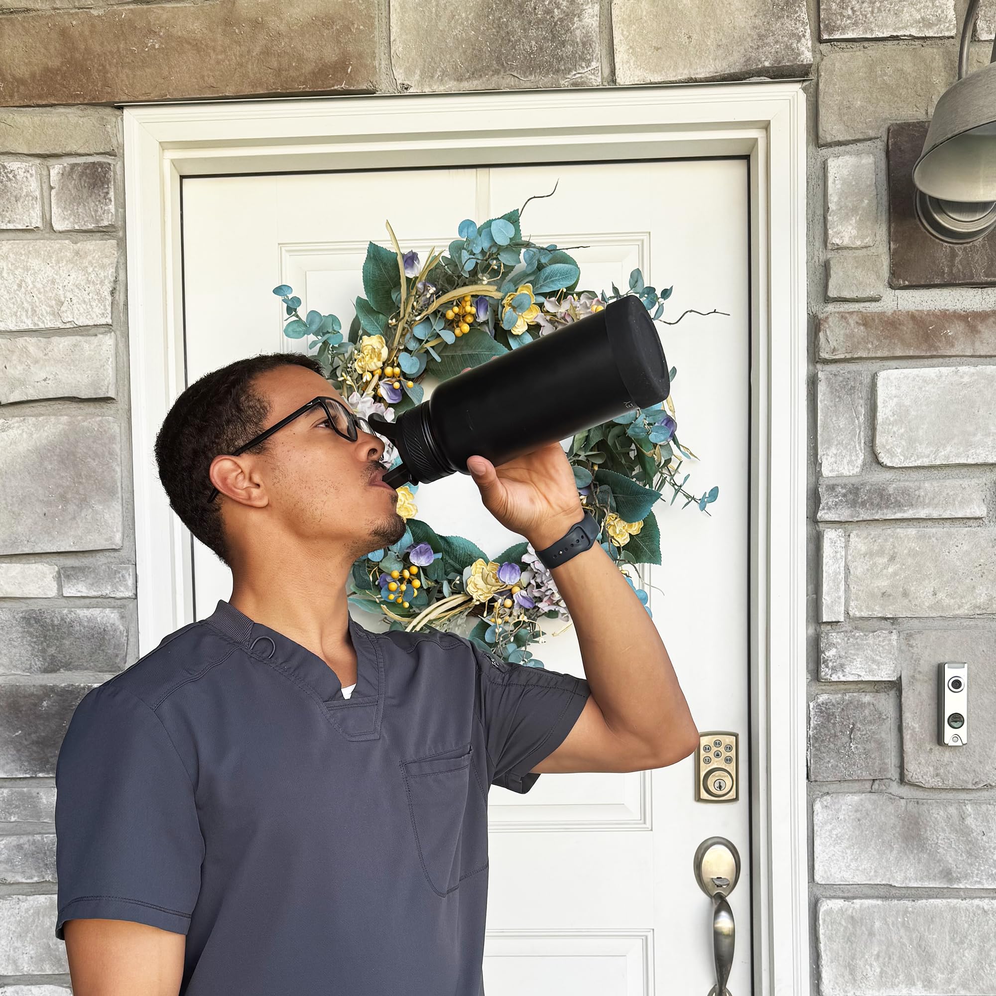 Oldley bottle with leak-proof lids ensures secure transport during workouts.