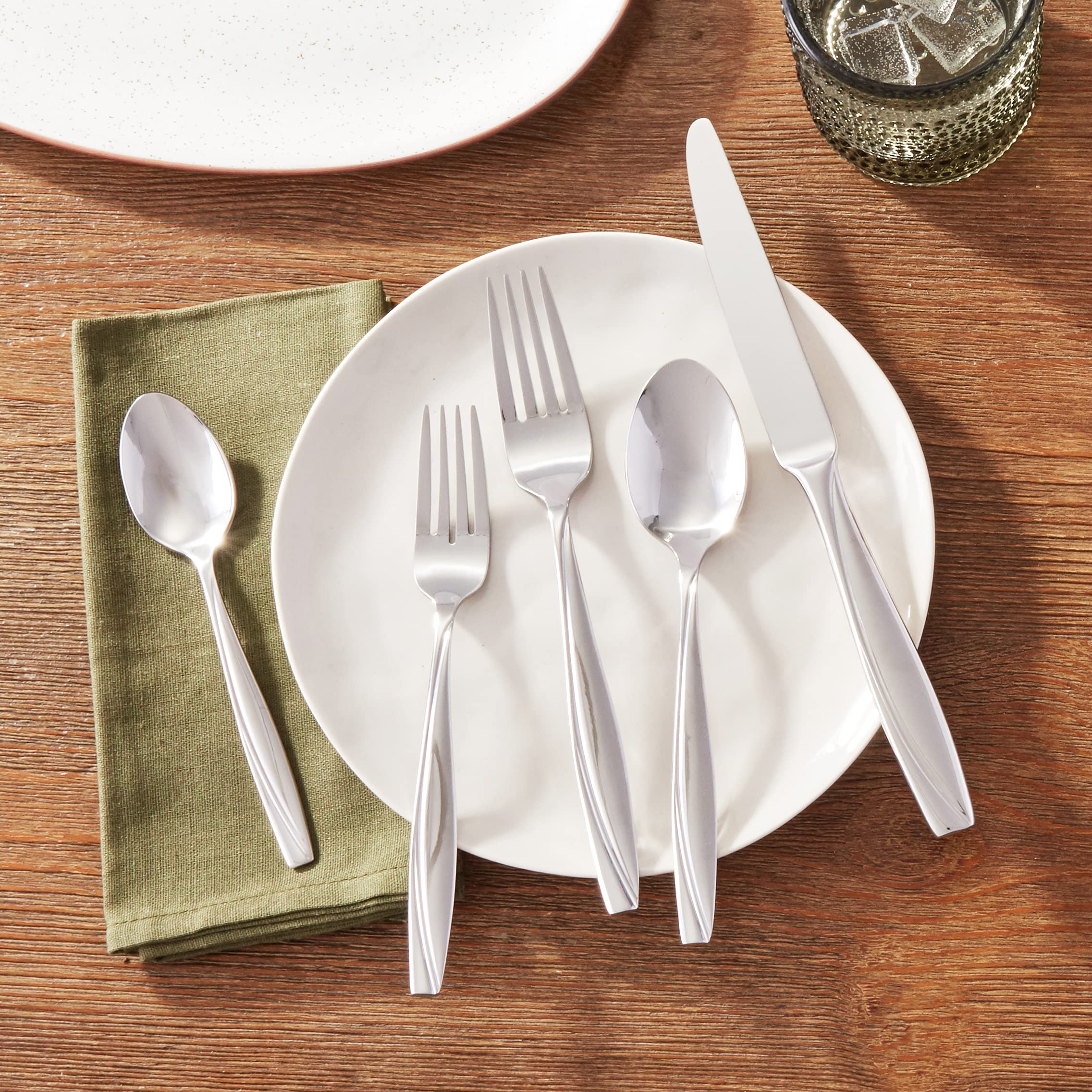 Oneida Camlynn Mirror concave-handle detail adds contemporary elegance to table settings.