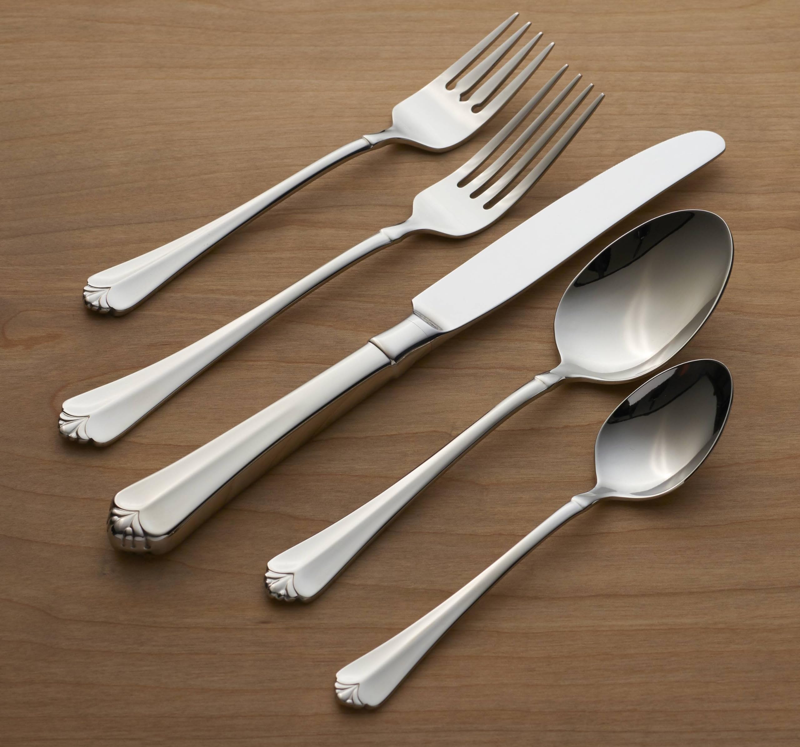 Juilliard dinner fork with classic silhouette and balanced feel.