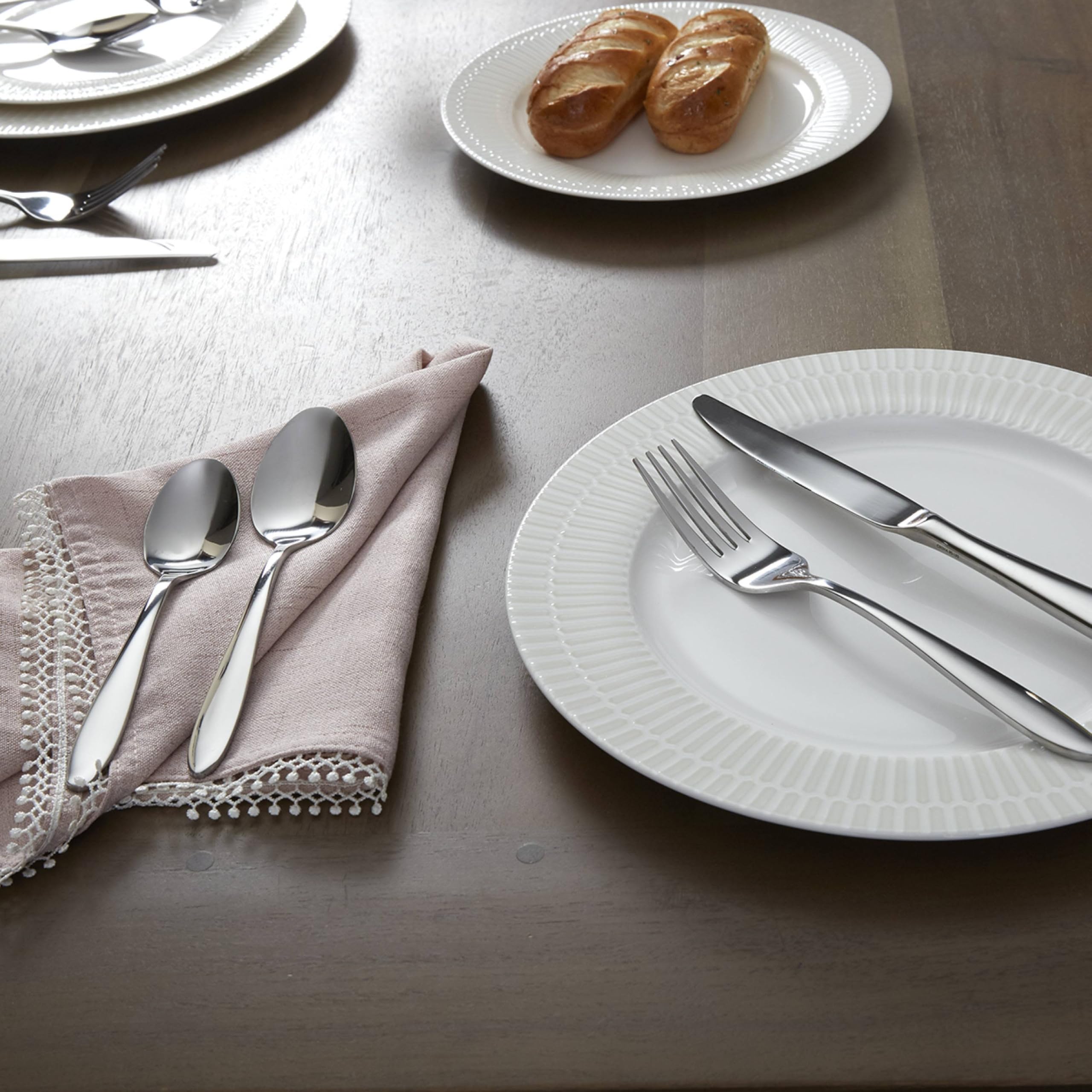 Oneida Mooncrest table setting showing timeless, versatile style