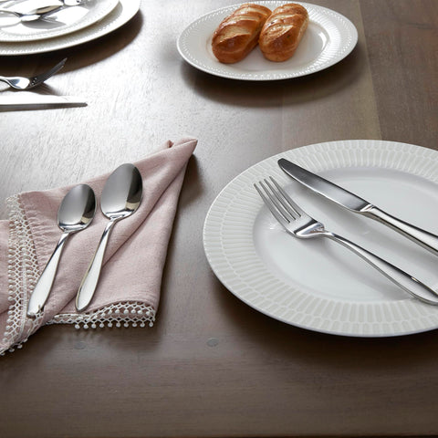 Oneida Mooncrest table setting showing timeless, versatile style