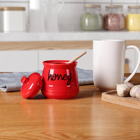 Lid placed on ONTUBE red honey jar for display and freshness.