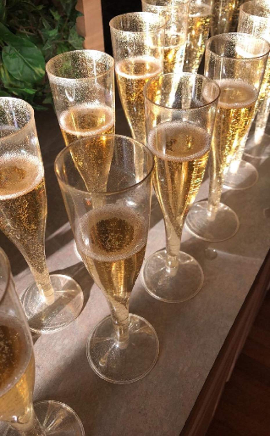 Oojami champagne flutes with a clear body to enhance effervescence at toasts