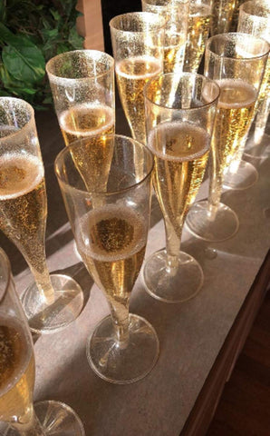 Oojami champagne flutes with a clear body to enhance effervescence at toasts