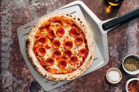 Ooni 14-inch peel in action supporting confident pizza launches.