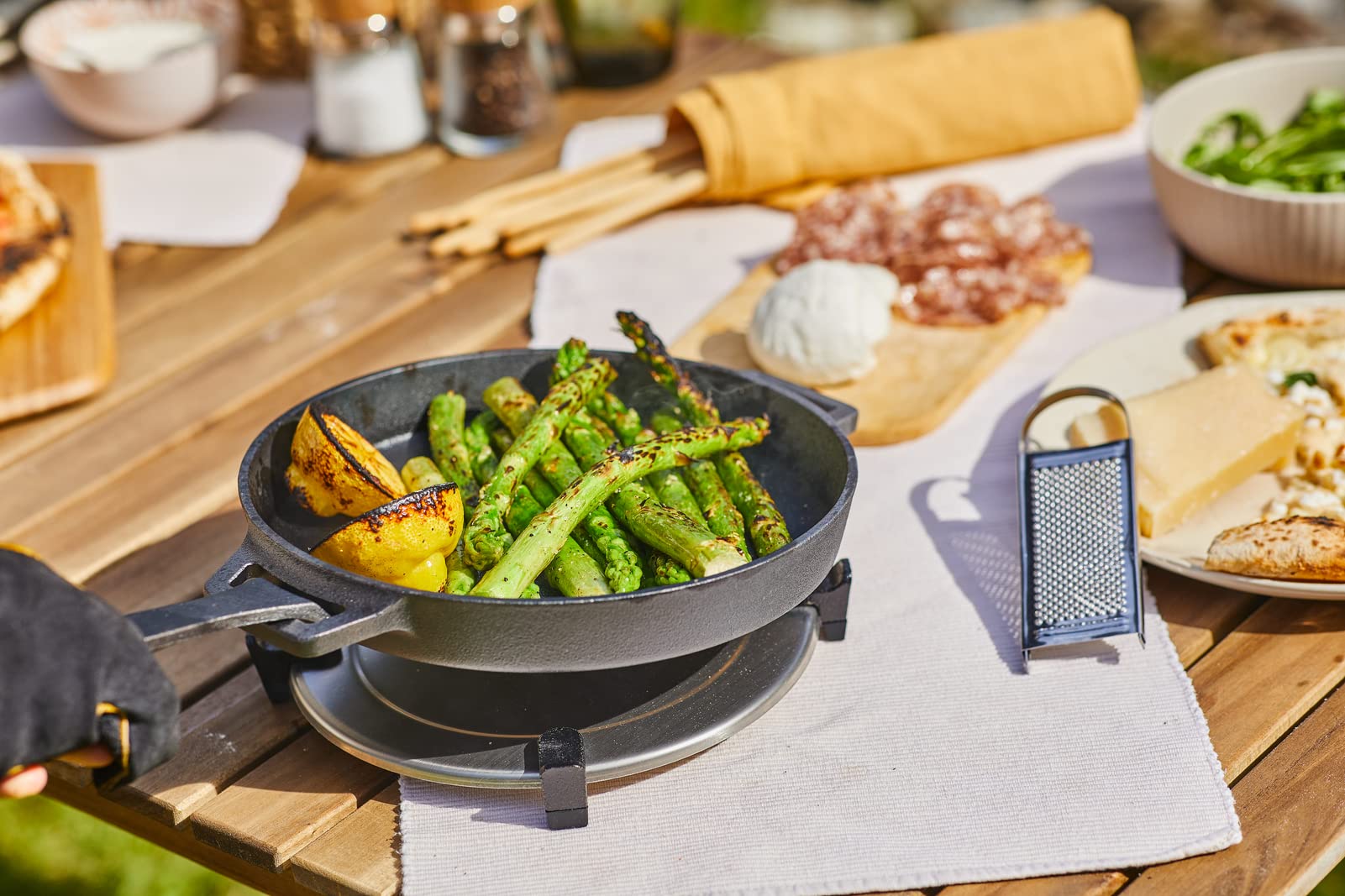 Ooni skillet in oven-safe design ideal for baking.