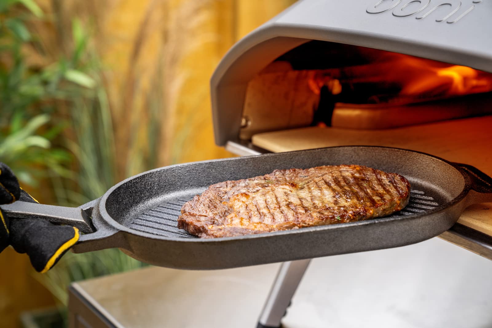 Ooni Grizzler Pan removable handle for easy maneuvering
