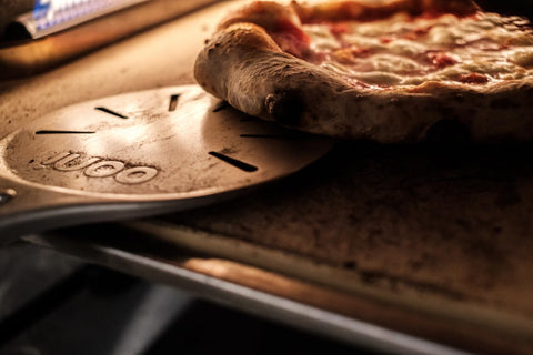 Ooni pizza turning peel anodized surface reduces sticking for smooth sliding.