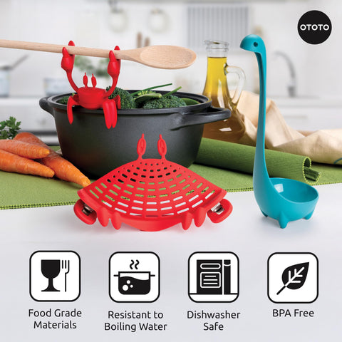 OTOTO Crabby pasta strainer streams water quickly while cooking.