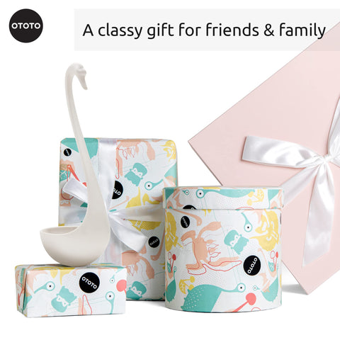 Usage scenario with Swanky Swan ladle pouring gravies from pot to bowl