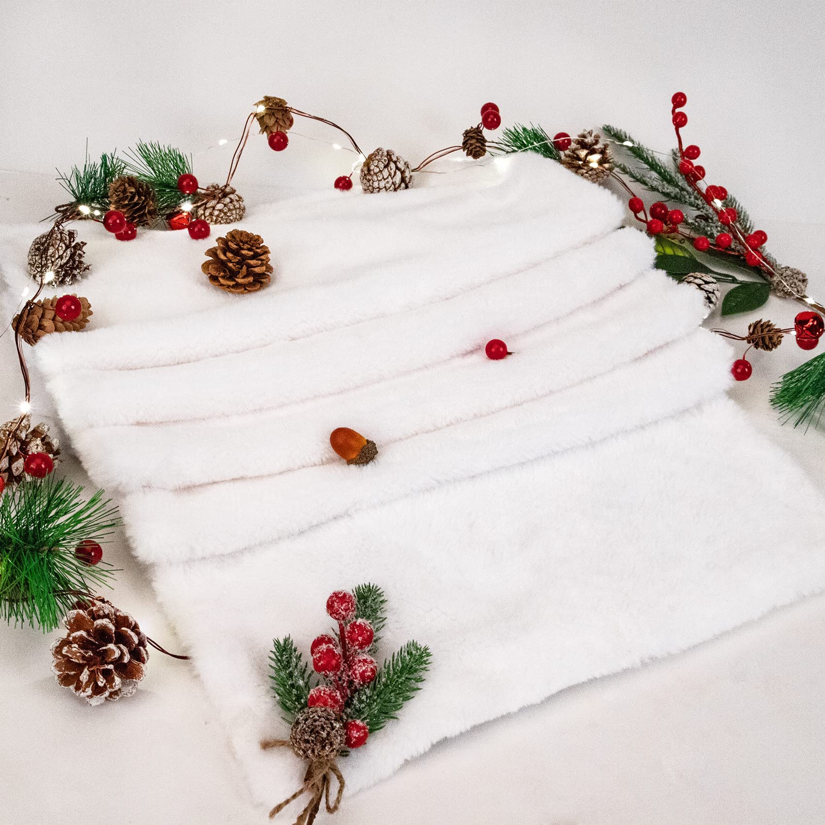 Ouddy Mode Christmas table runner on dining setup, soft texture improves touch and comfort.