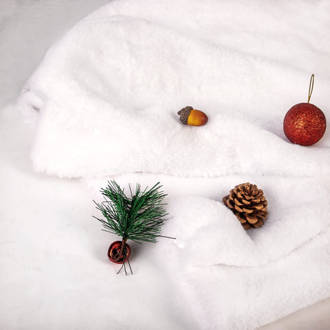 Ouddy Mode faux fur table runner close-up, snowflake-like texture and shedding resistance.