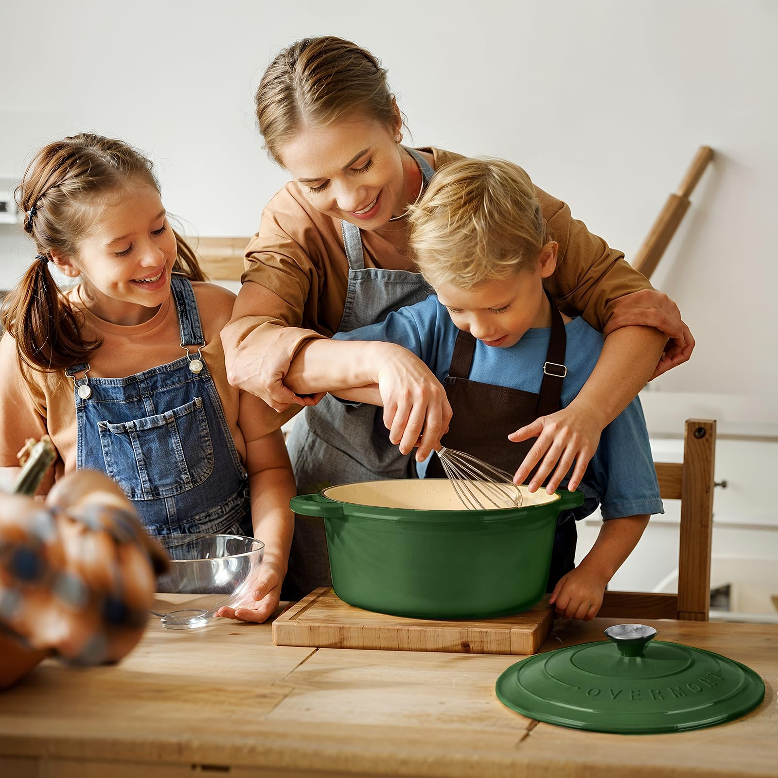 Overmont Dutch oven ready for braising, roasting, and baking