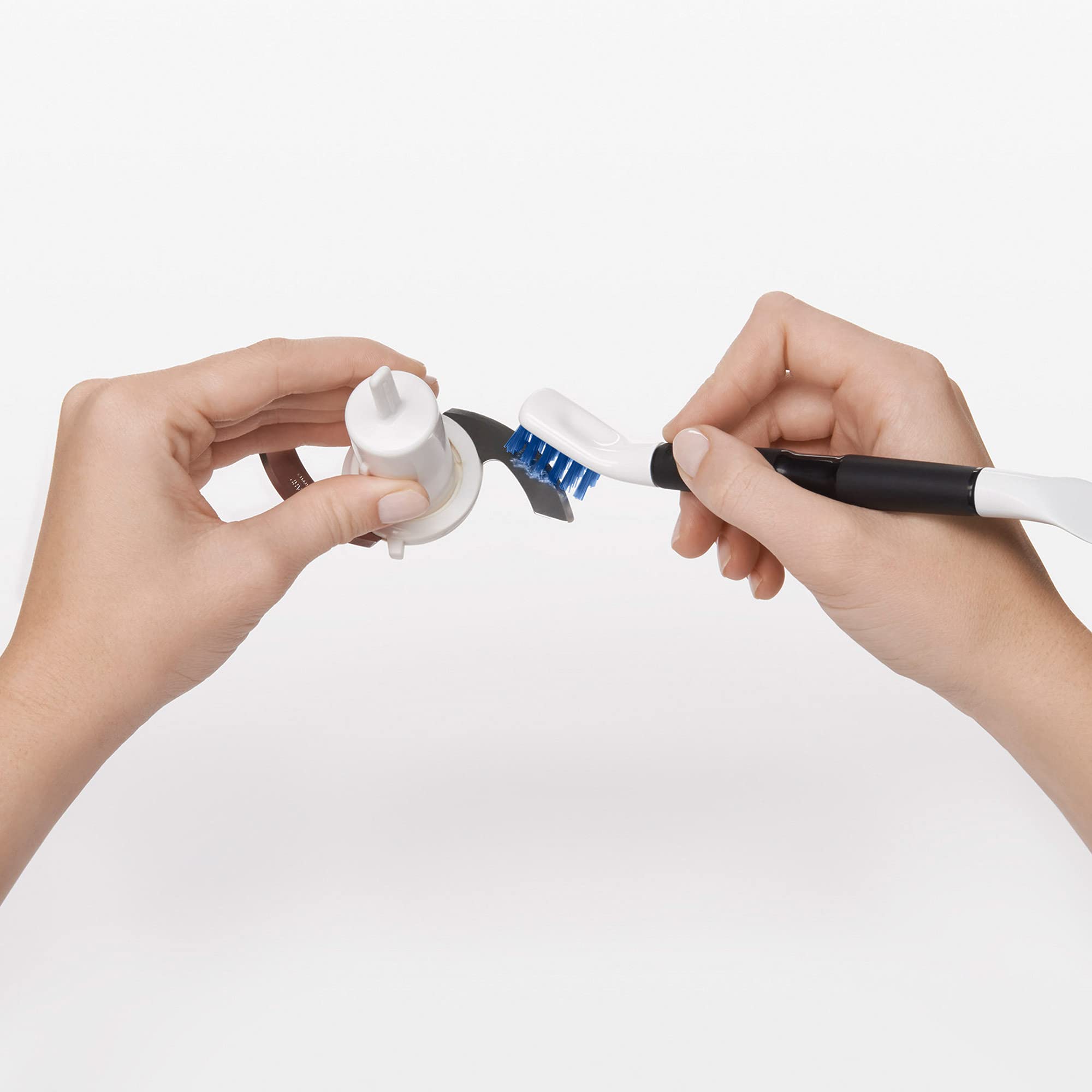 OXO Good Grips cleaning set cleans kitchen fixtures and surfaces with precision
