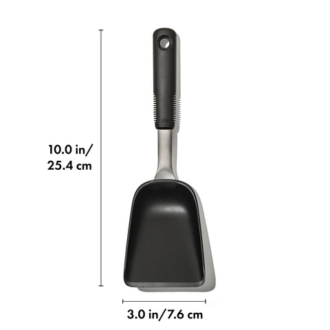Tapered side walls keep food in place during serving with the scoop.