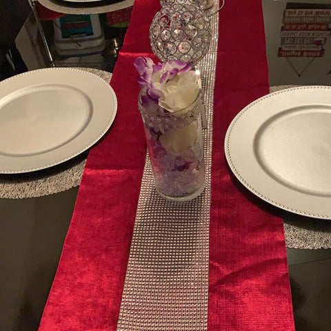 OZXCHIXU 100% polyester table runner is durable and visually appealing.