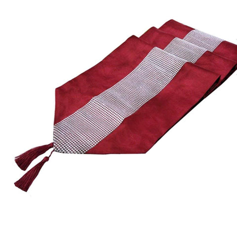 OZXCHIXU tassel detail table runner offers a festive finishing touch.