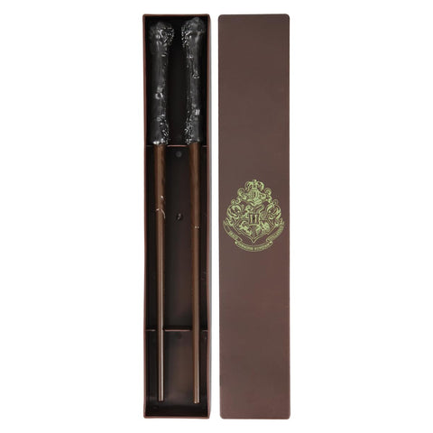 Chopsticks with a Hogwarts-style wand design and included storage case for easy, stylish serving.