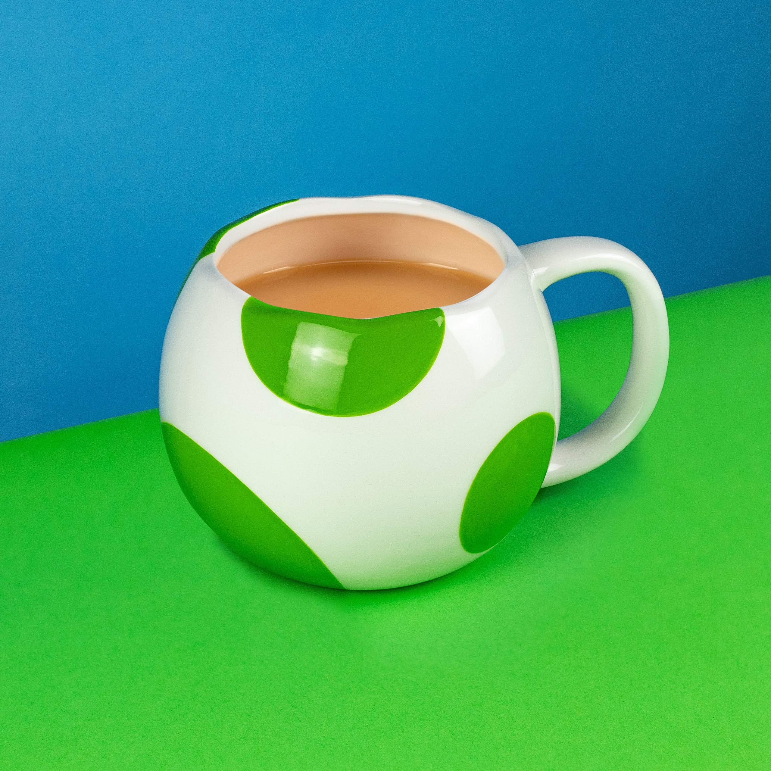 Paladone Yoshi egg mug bottom smile, Yoshi peeks from inside