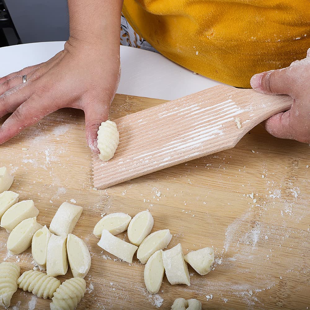 PAMISO butter-paddle cutting edge helps shape butter neatly.