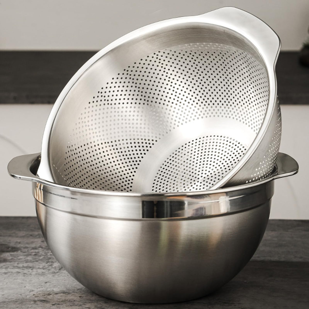 Paoli 5QT colander front view emphasizes a spacious draining area for pasta and vegetables.