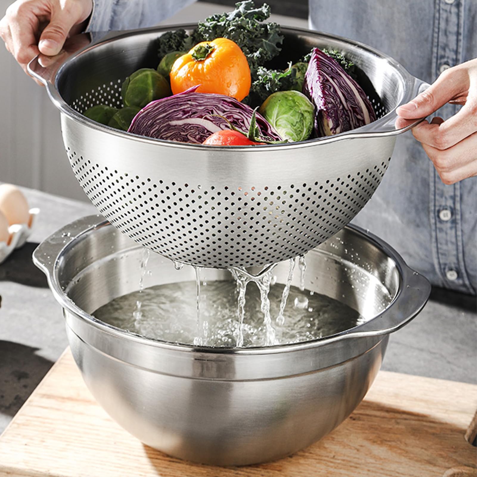 Paoli 5QT colander handle closeup highlights a sturdy grip for easy pouring.