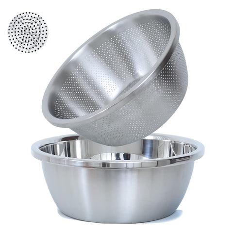 Paoli microporous colander with 2.5 qt capacity for efficient vegetable washing.