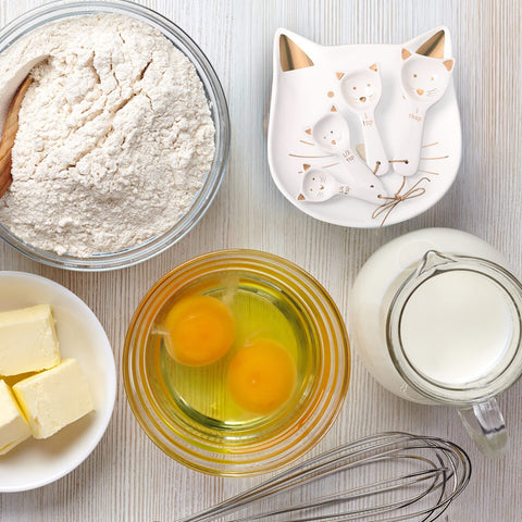 Patelai cat spoon rest keeps counters tidy during cooking.