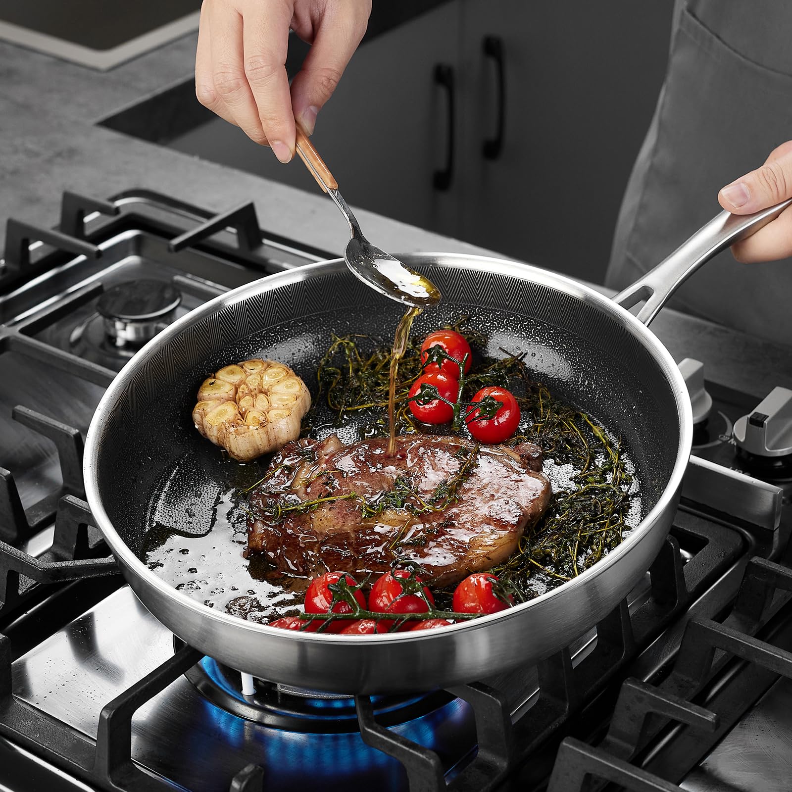 Stainless steel core detail highlights durable construction of PekGema Hybird pan.