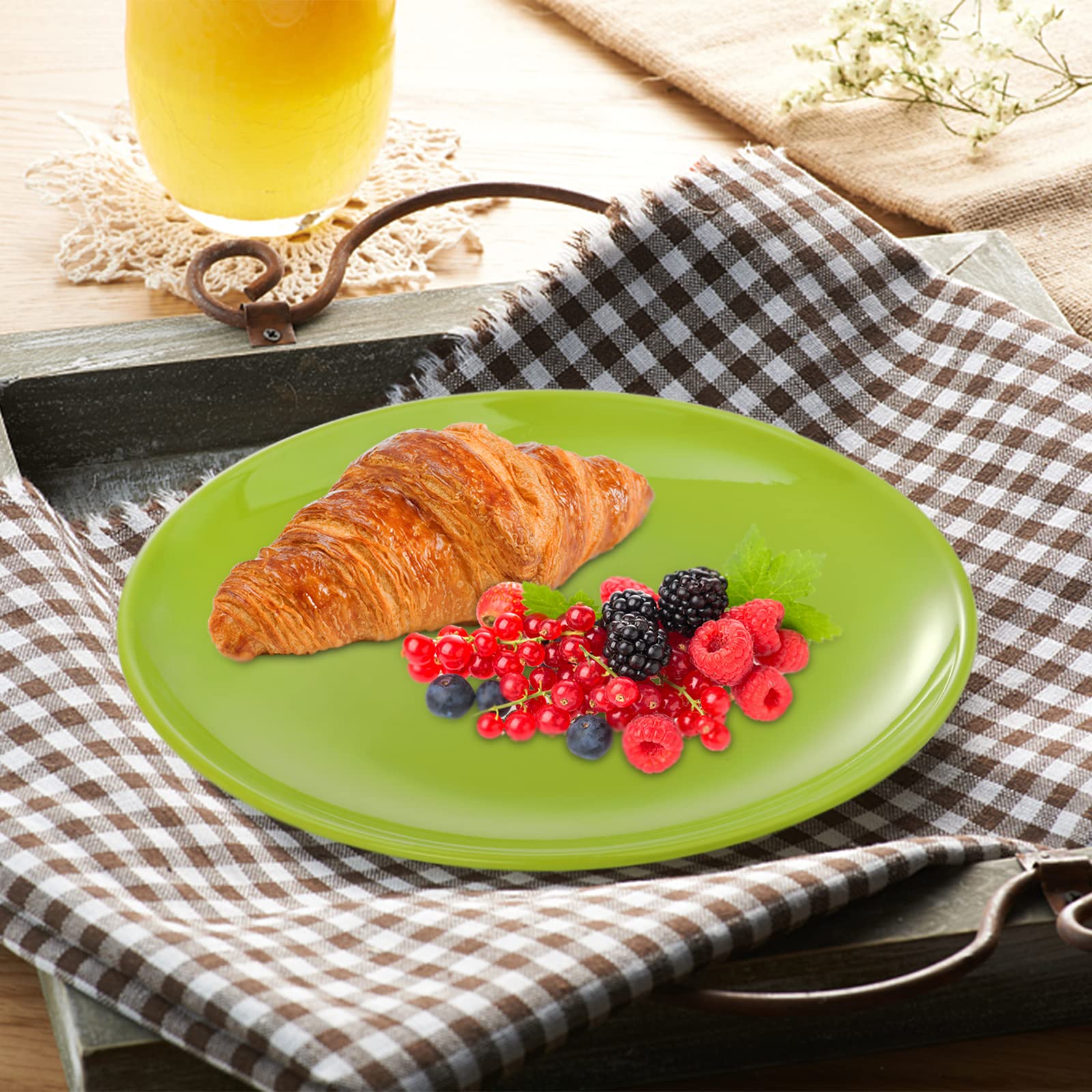 Peohud plates suitable for salads, desserts, and varied meals