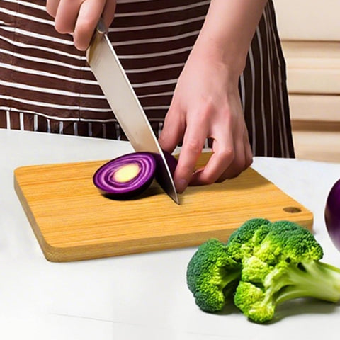 Pesueklns travel-friendly cutting board for picnics and camping kitchens.