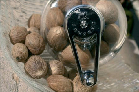 Peugeot 19501 Tidore Nutmeg Mill side view highlights durable mechanism for regular use.