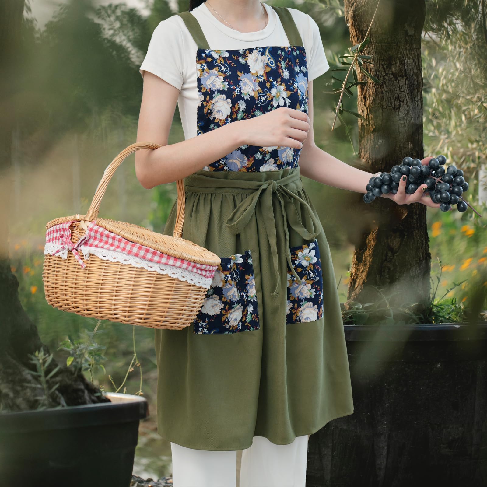 Pinknoke apron closeup showing two pockets for utensils.