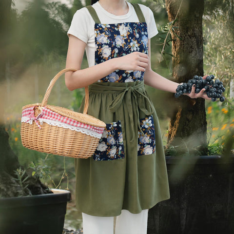 Pinknoke apron closeup showing two pockets for utensils.