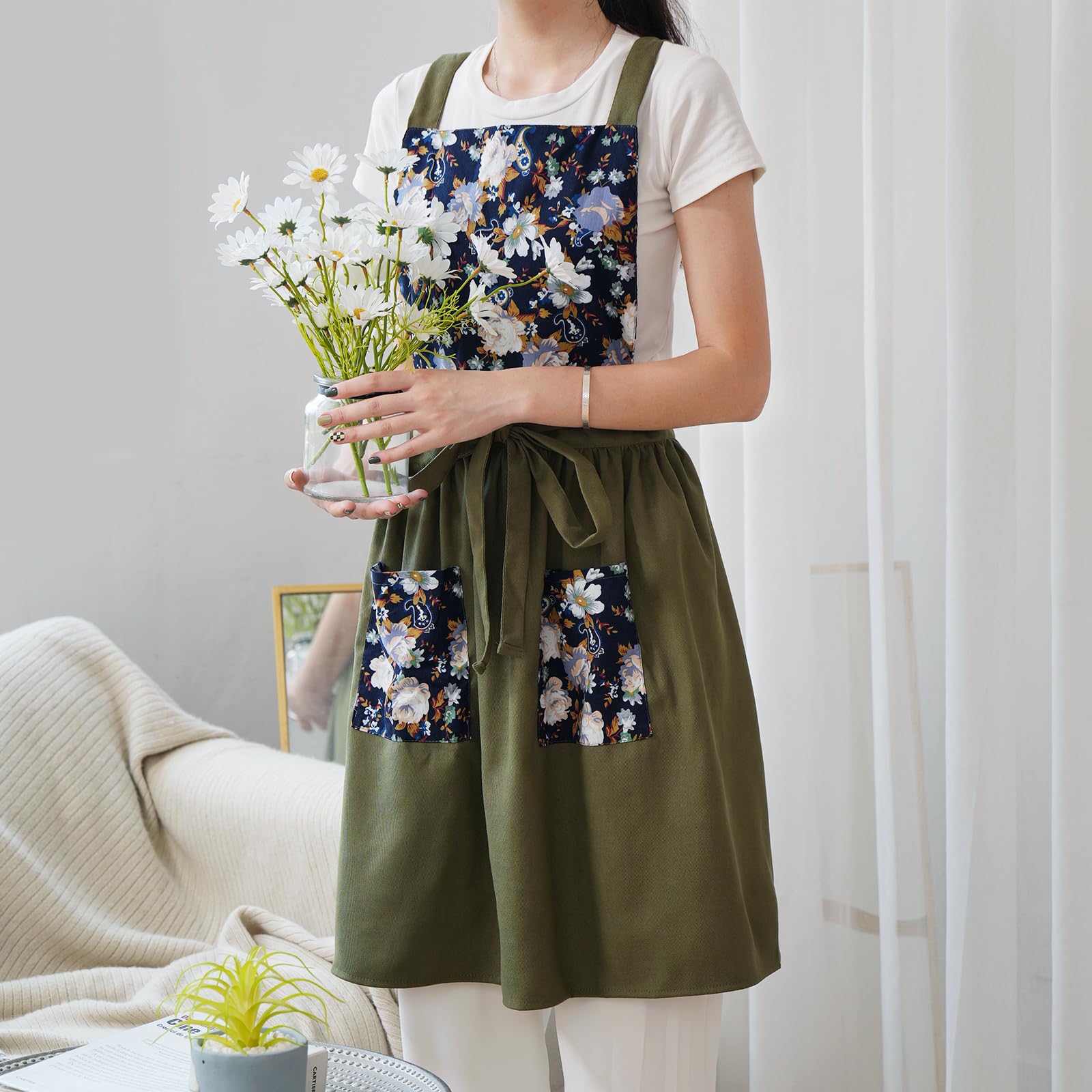 Pinknoke two-pocket design keeps essentials handy while cooking.
