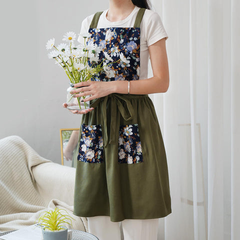 Pinknoke two-pocket design keeps essentials handy while cooking.