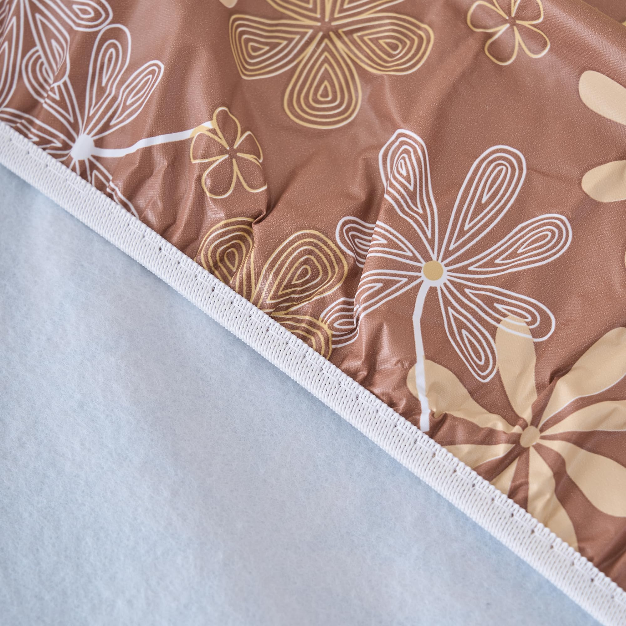Pioggia dining tablecloth used in a cafe or restaurant setting for quick protection
