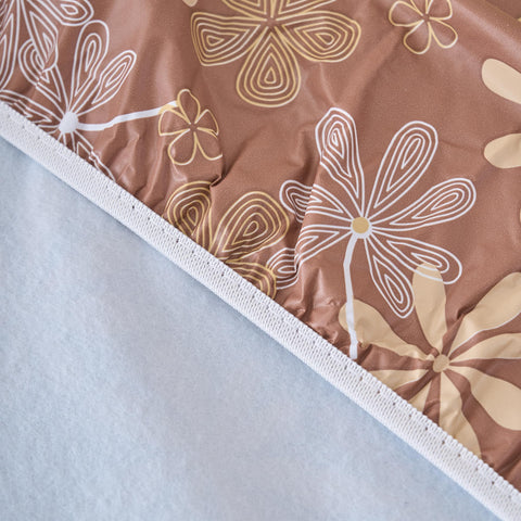Pioggia dining tablecloth used in a cafe or restaurant setting for quick protection