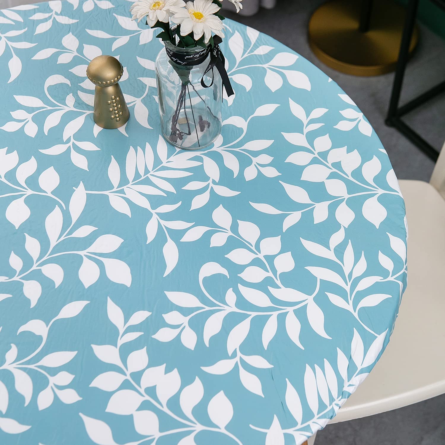 Pioggia heavy-duty PVC tablecloth highlights durability and protection.