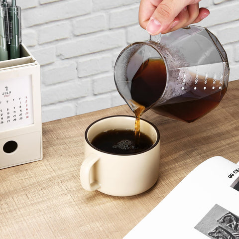 Polydremio glass lid preserves aromas during storage.