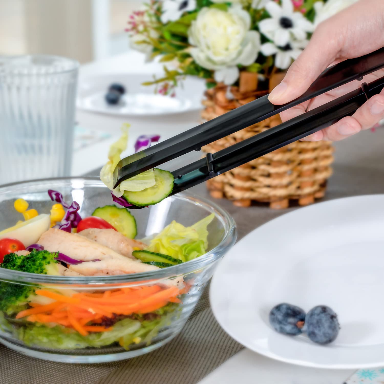POSATE 18-piece set, lightweight design on display for easy handling.