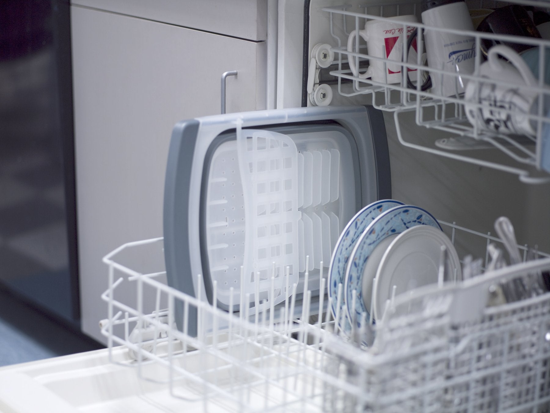 Removable utensil rack keeps cutlery organized while drying