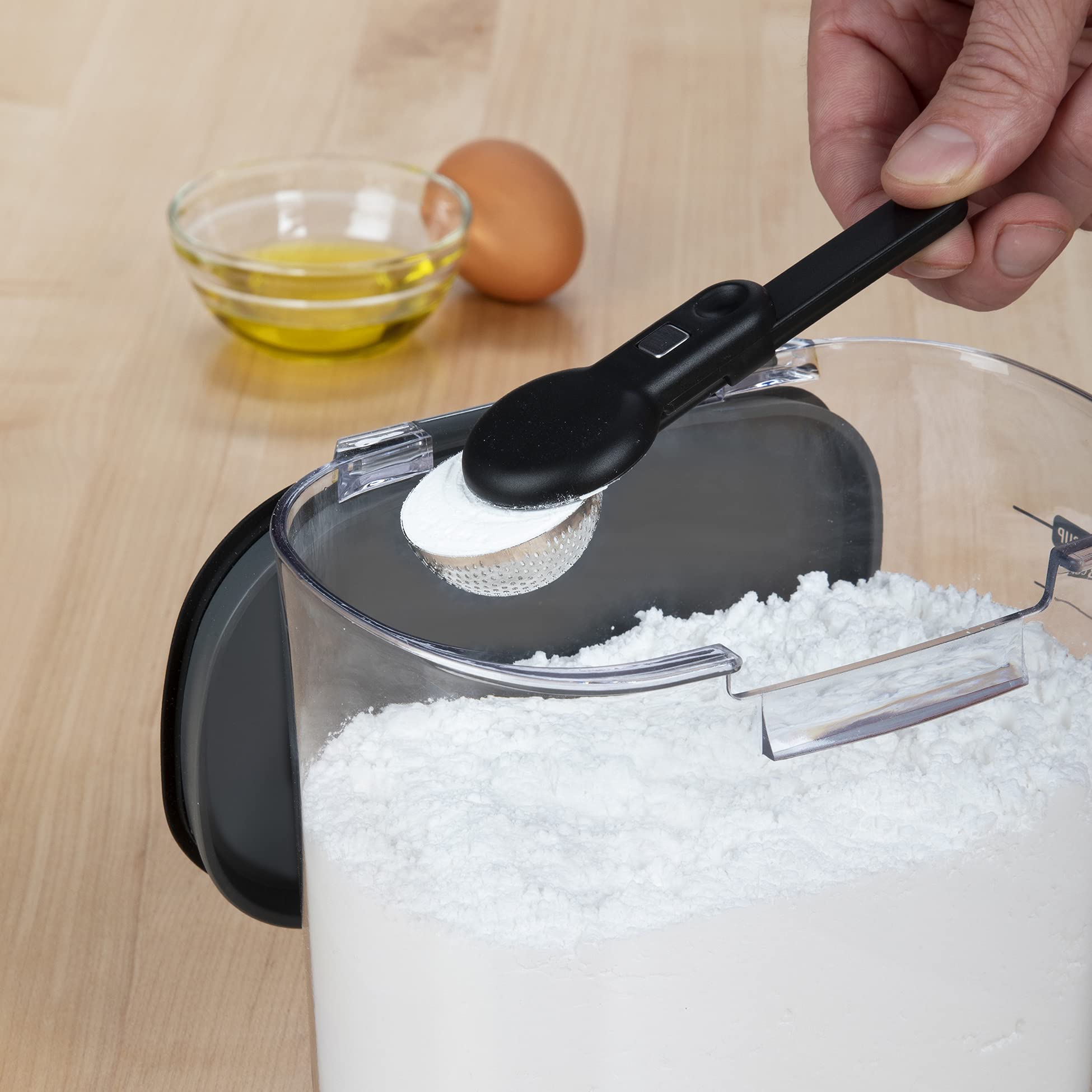 Wide-mouth opening for scooping and leveling powdered sugar.