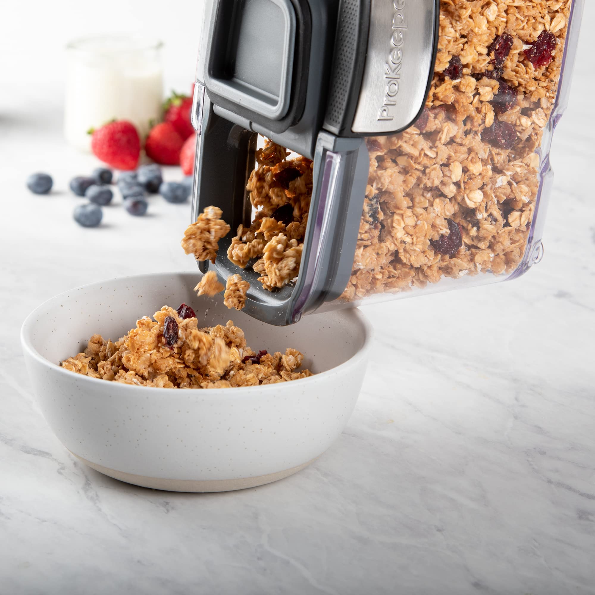 Progressive ProKeeper+ measurement marks up to 6 cups help track contents.