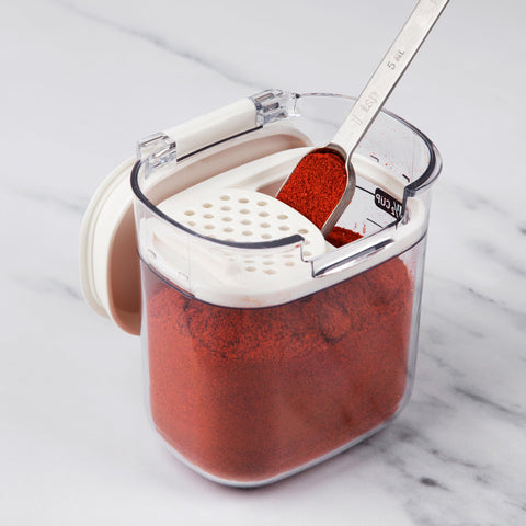 ProKeeper Magnetic Leveling Bar aids precise measuring for baking.