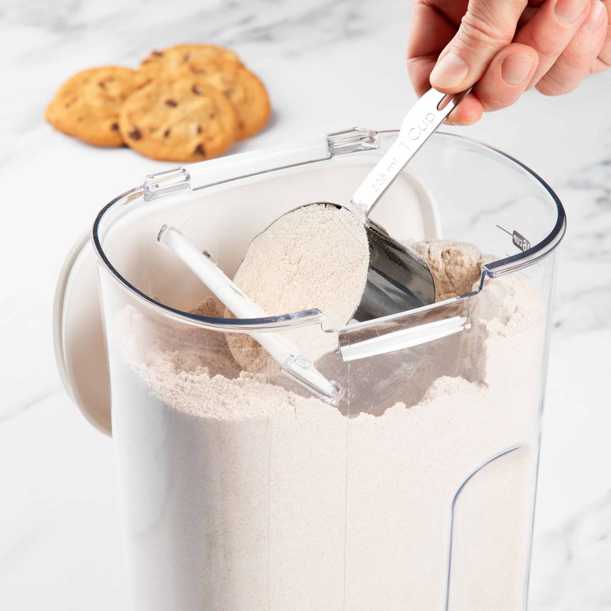 ProKeeper Powdered Sugar Keeper 2.04 qt includes magnetic dusting spoon for sprinkling.