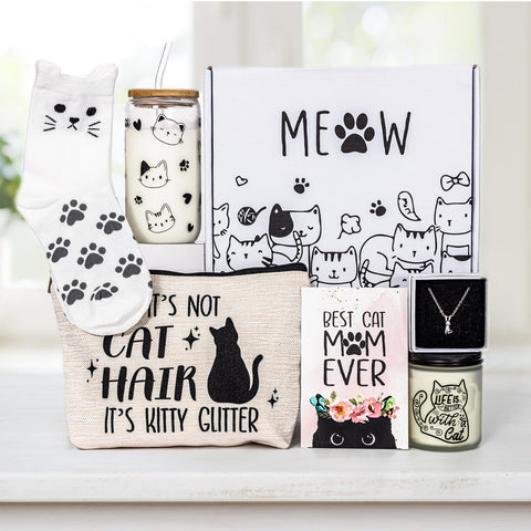 PuGez Cat Mom Gift Box soy wax candle offers a soothing aromatic experience.