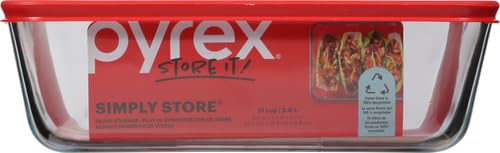 Pyrex Simply Store 11-Cup dish with lid on, ideal for leak-resistant storage.