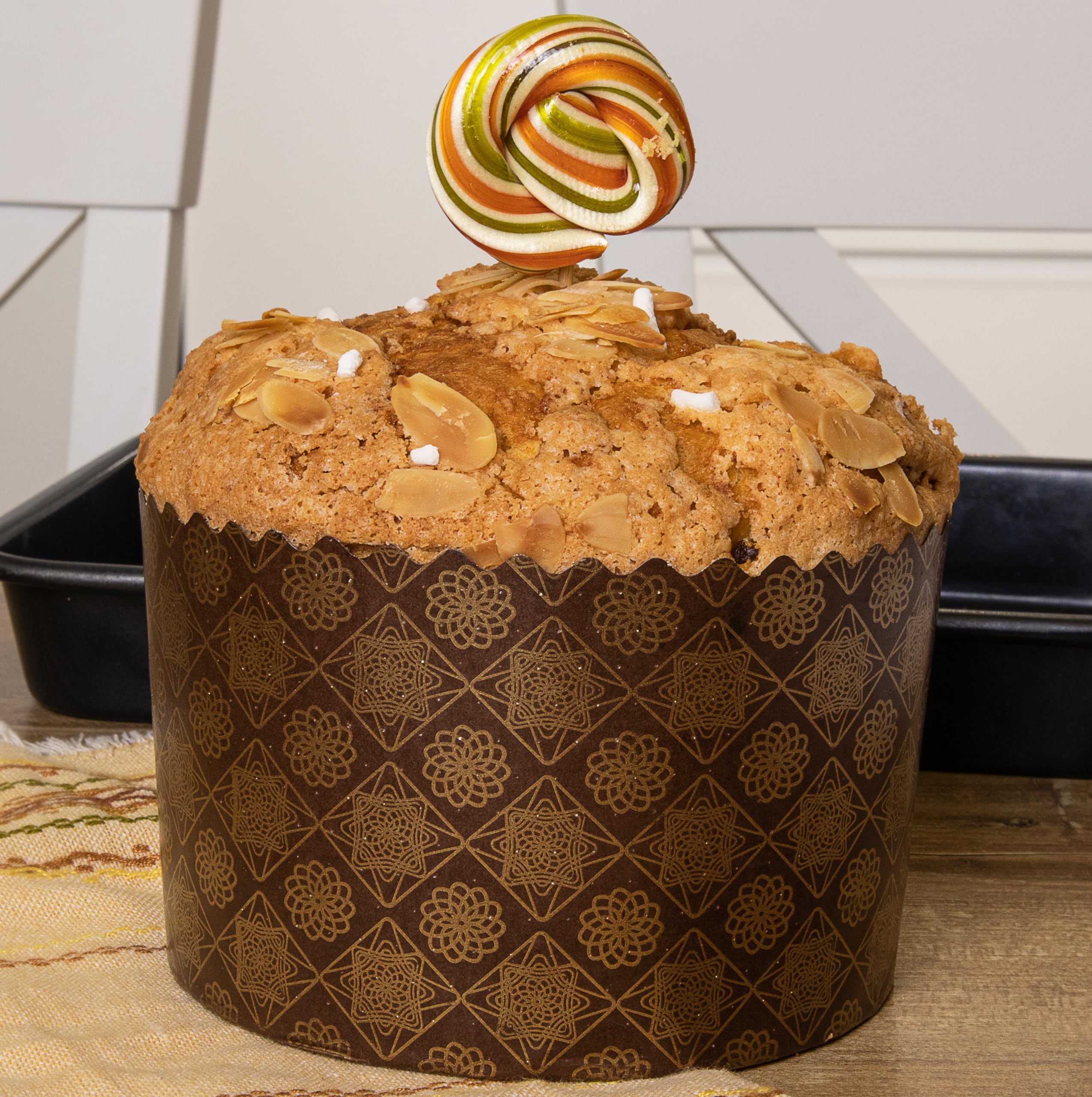 Set of 12 paper molds by QG group for panettone and muffins.